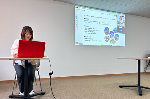 講評会で発表している様子