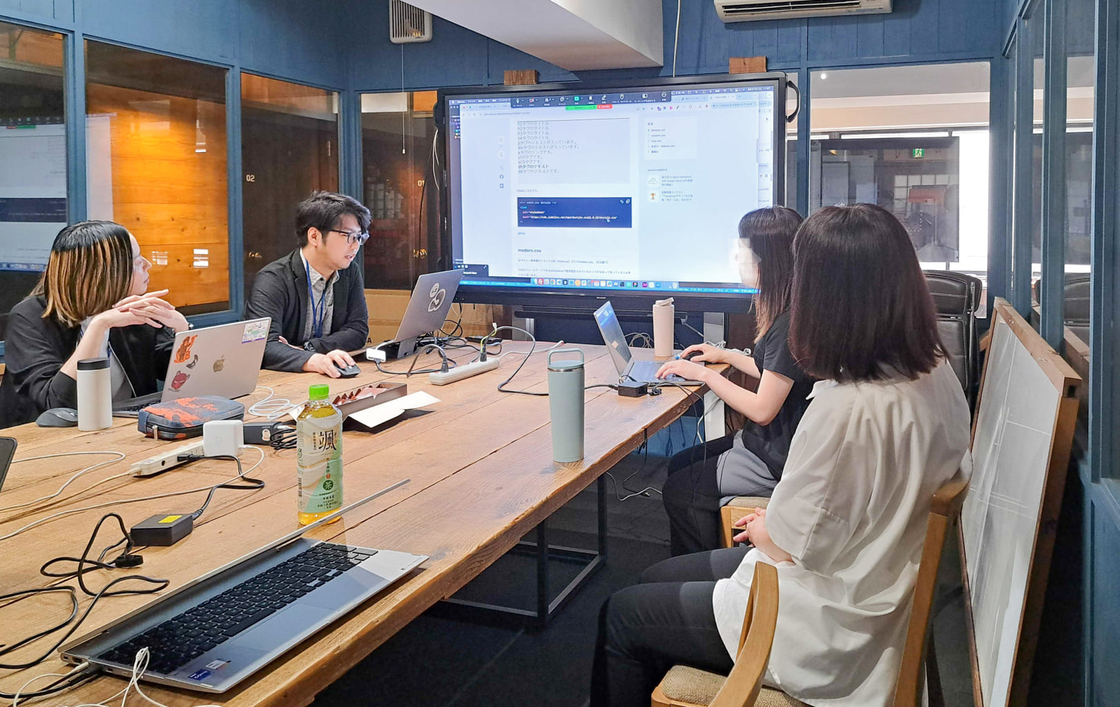 Webデザイナー専攻5月生「中間課題コーディング講評会」&6月生「名刺課題講評会」レポート
