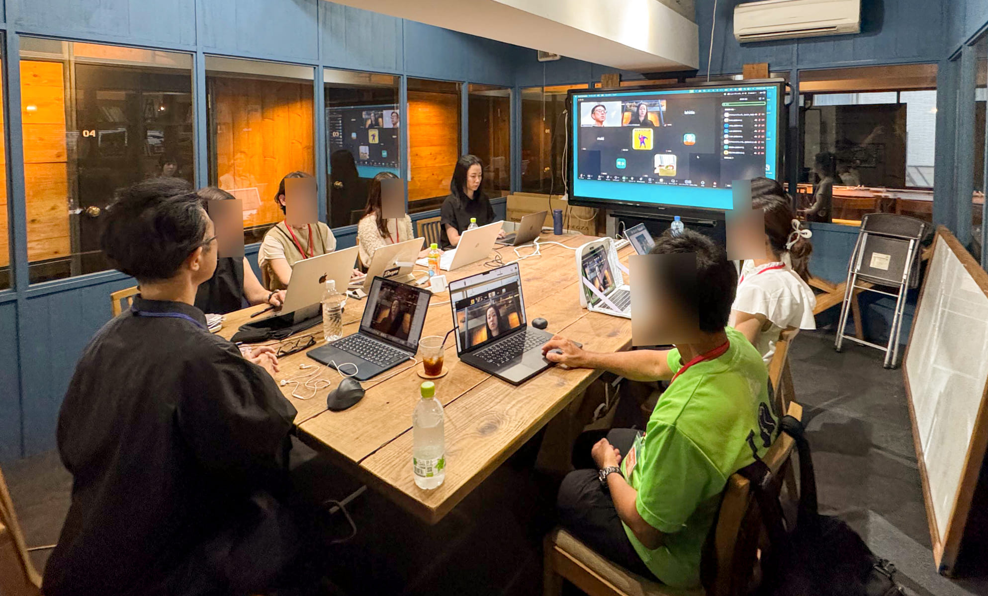 グラフィック講座4月生の広告制作課題講評会を開催