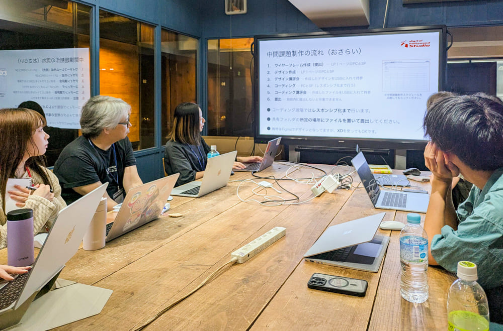 Webデザイナー専攻5月生「卒業制作コーディング講評会」/8月生「中間課題デザイン講評会」レポート