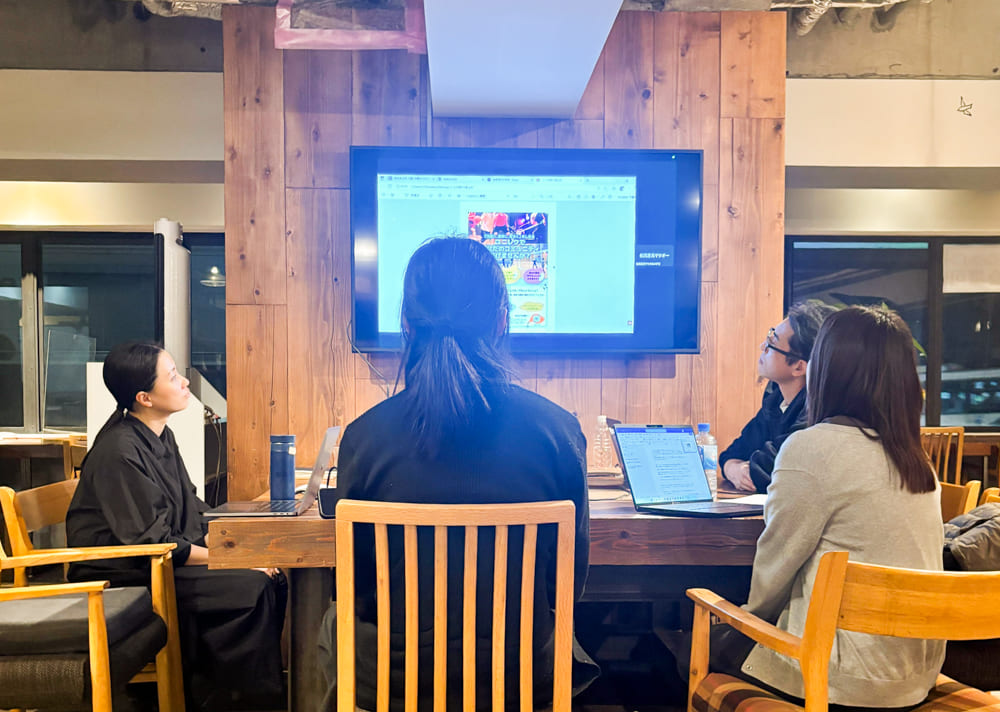 グラフィックデザイン専攻8月生「第3回 チラシ課題講評会」レポート