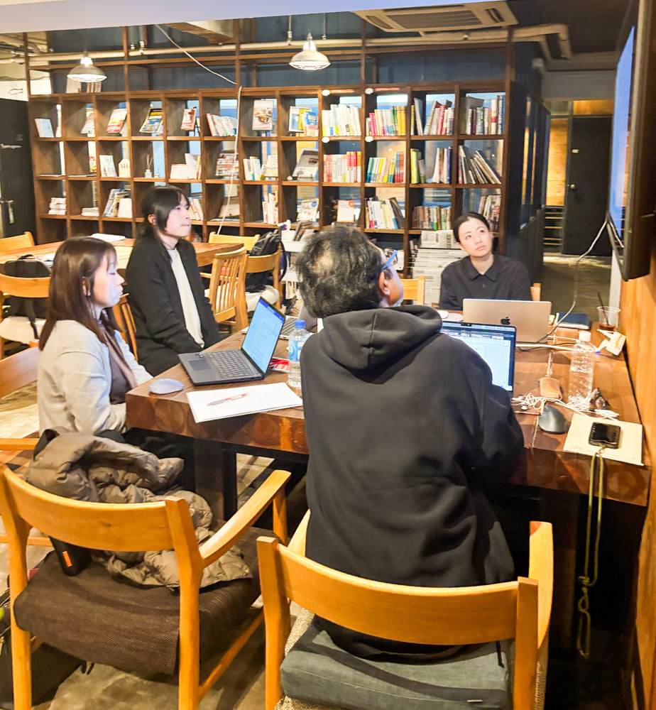 グラフィックデザイン専攻8月生「第3回 チラシ課題講評会」レポート