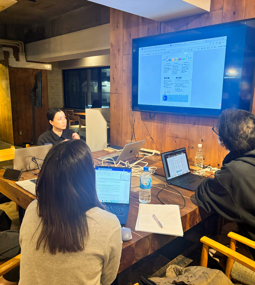 グラフィックデザイン専攻8月生「第3回 チラシ課題講評会」レポート