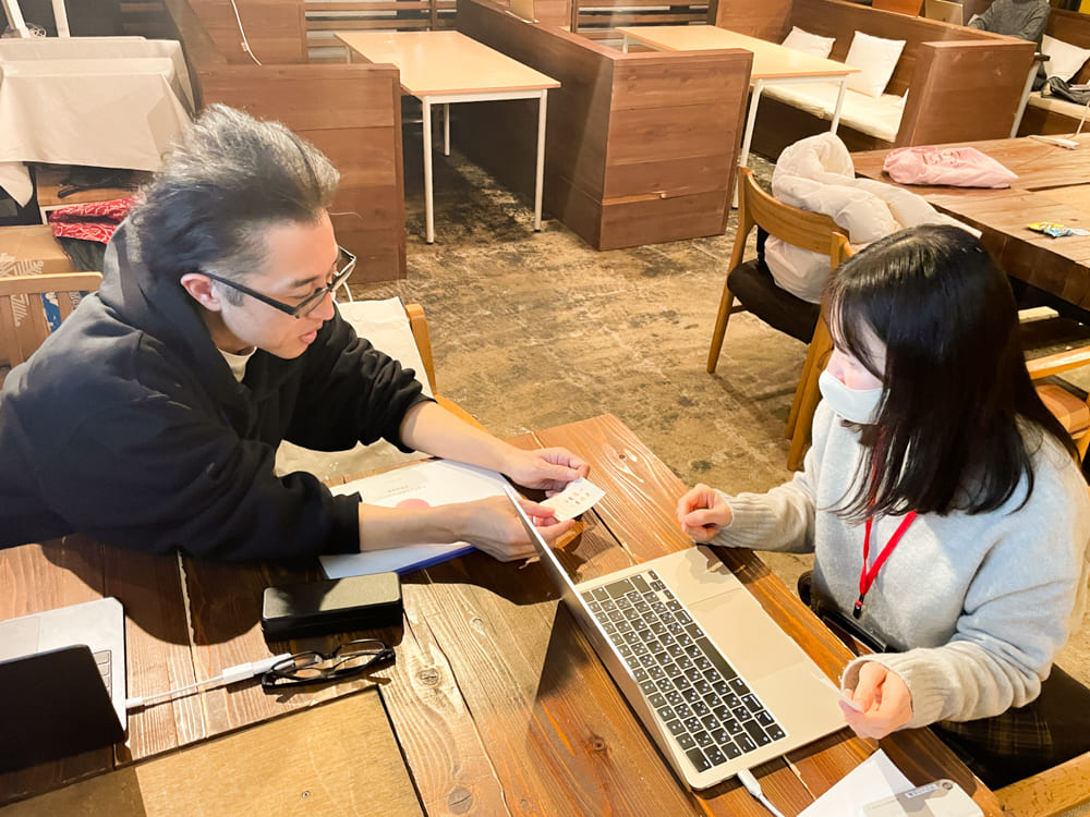 グラフィック講座 12月生「名刺講評会とロゴ課題オリエンテーション」レポート