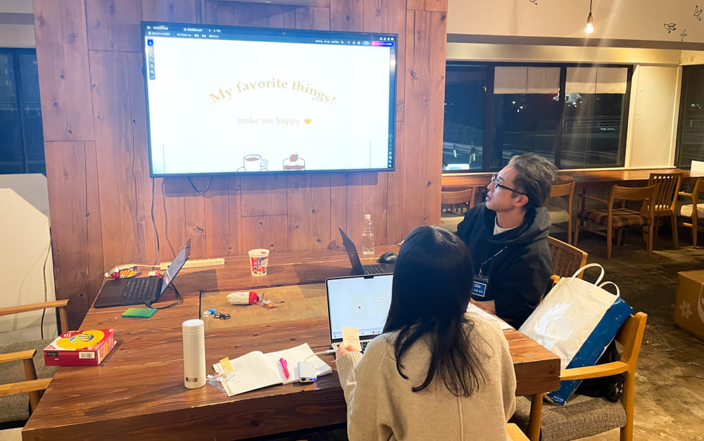 グラフィック講座 12月生「名刺講評会とロゴ課題オリエンテーション」レポート