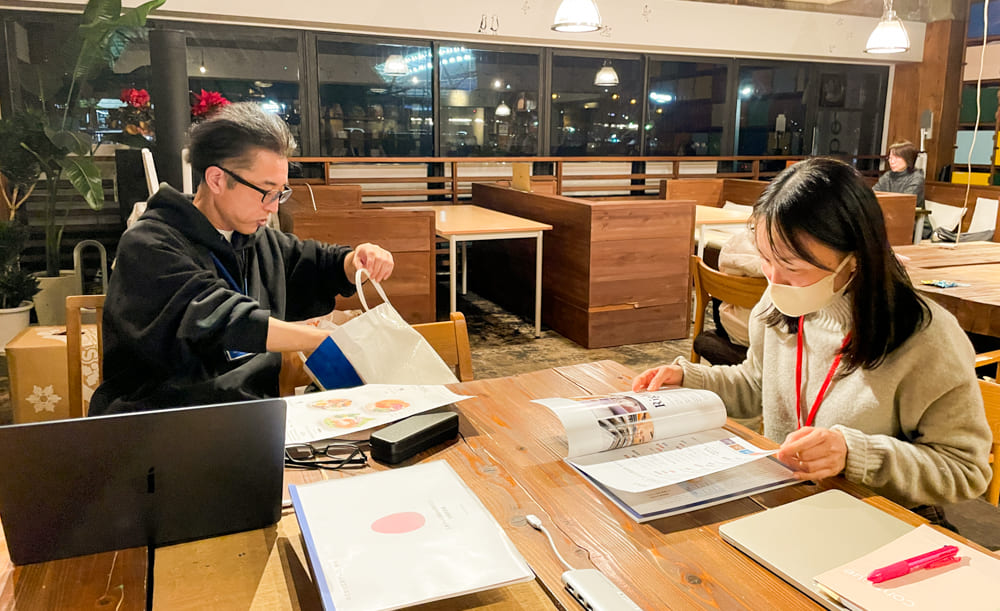 グラフィック講座 12月生「名刺講評会とロゴ課題オリエンテーション」レポート