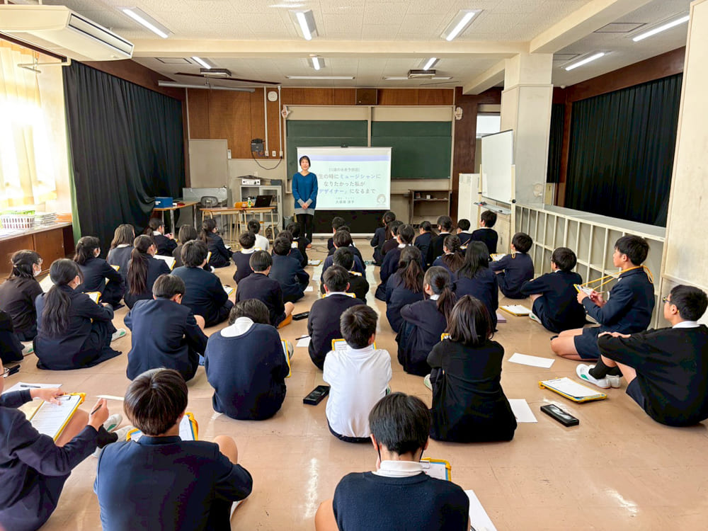 広島市立中島小学校6年生約50名に「デザイナーの仕事」について職業講話を行いました