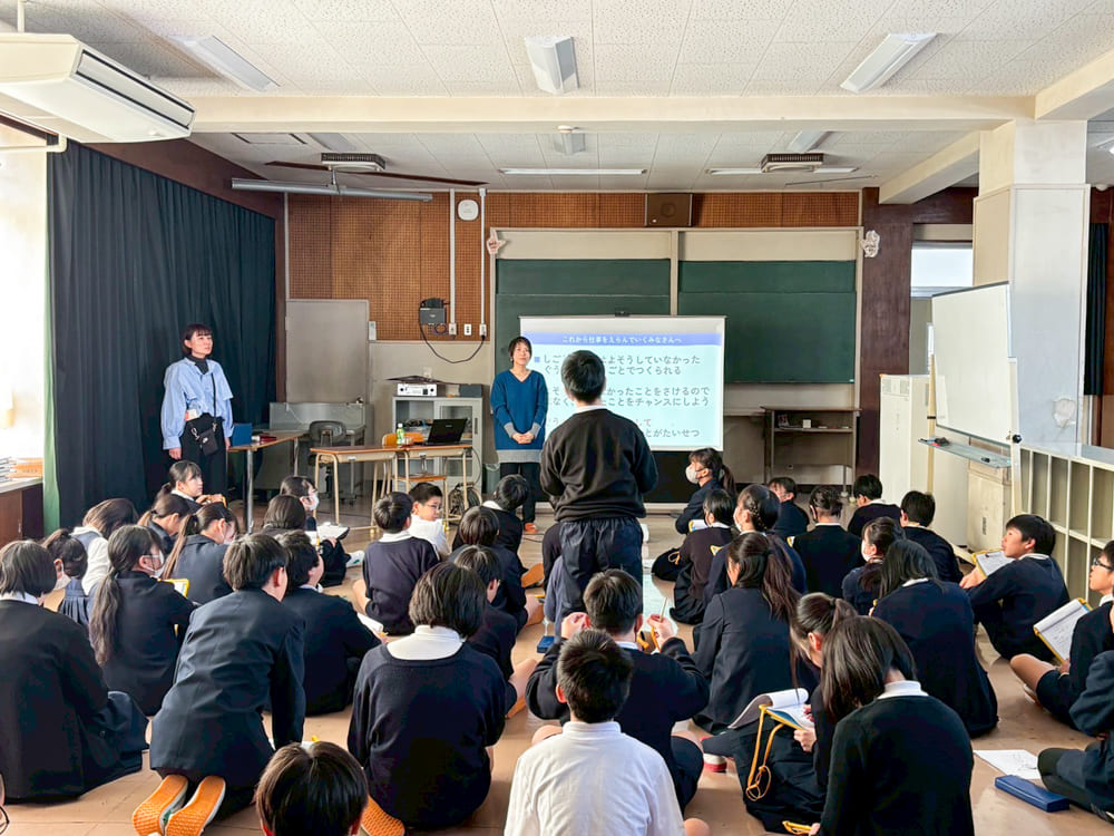 広島市立中島小学校6年生約50名に「デザイナーの仕事」について職業講話を行いました