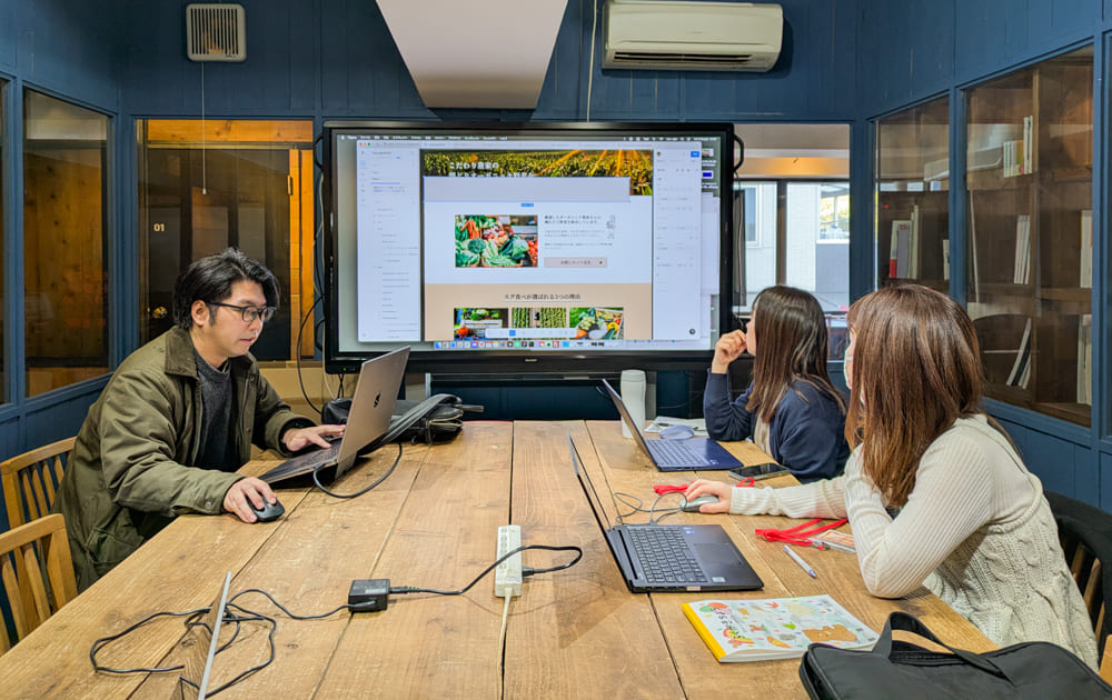 Webデザイナー専攻12月生「中間課題デザイン講評会」レポート