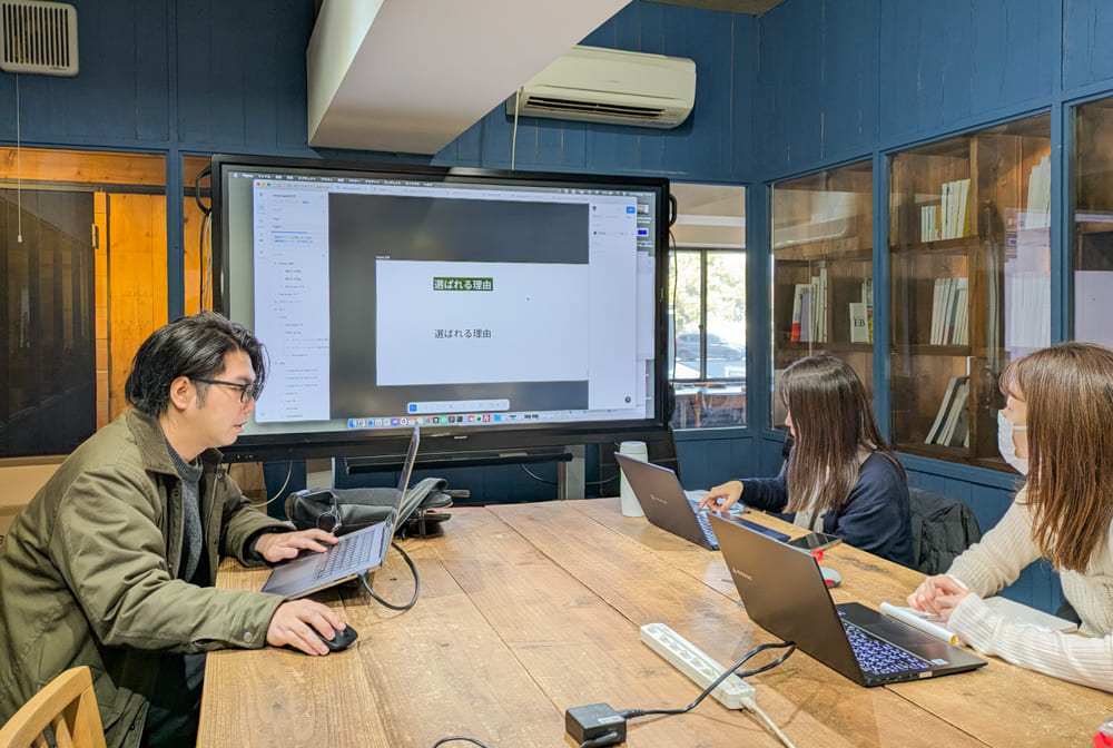 Webデザイナー専攻12月生「中間課題デザイン講評会」レポート