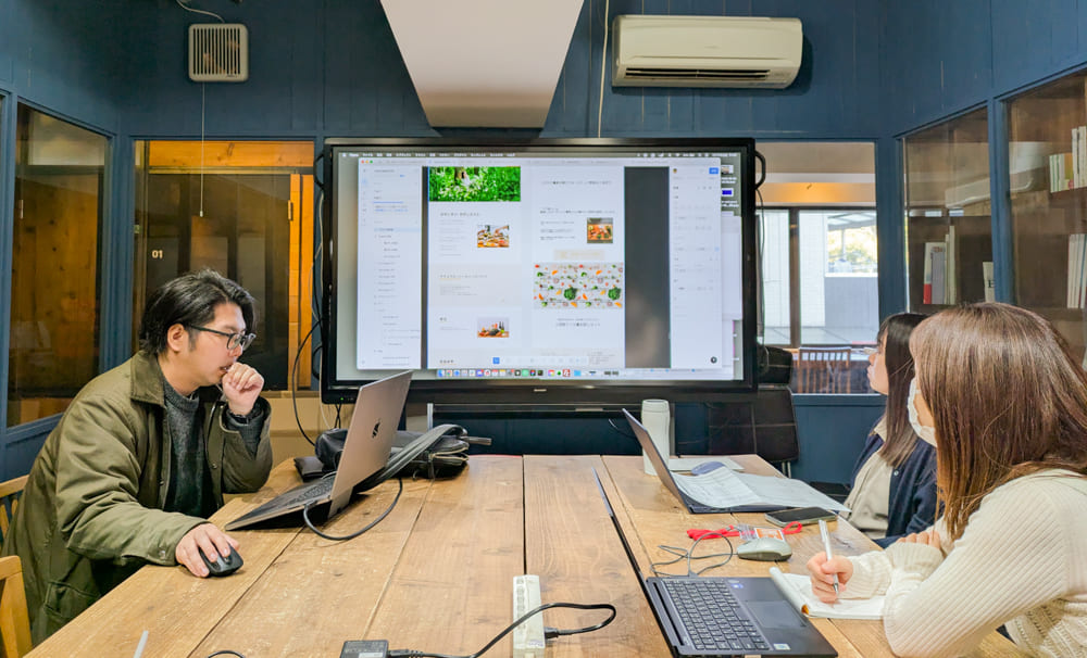 Webデザイナー専攻12月生「中間課題デザイン講評会」レポート