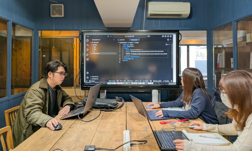 Webデザイナー専攻12月生「中間課題デザイン講評会」レポート