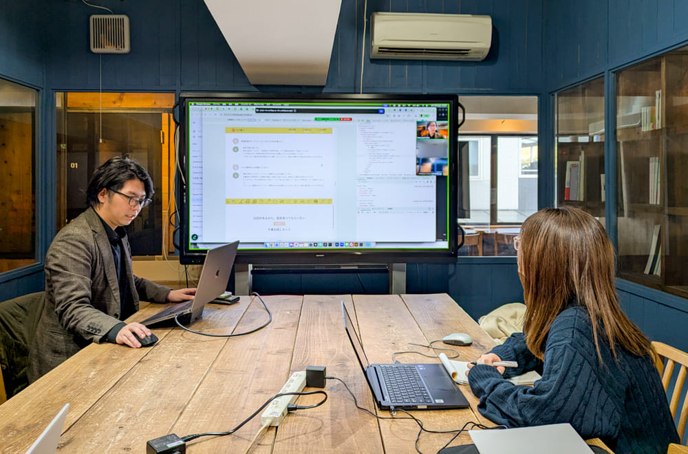 Webデザイナー専攻12月生 「中間課題コーディング講評会」開催