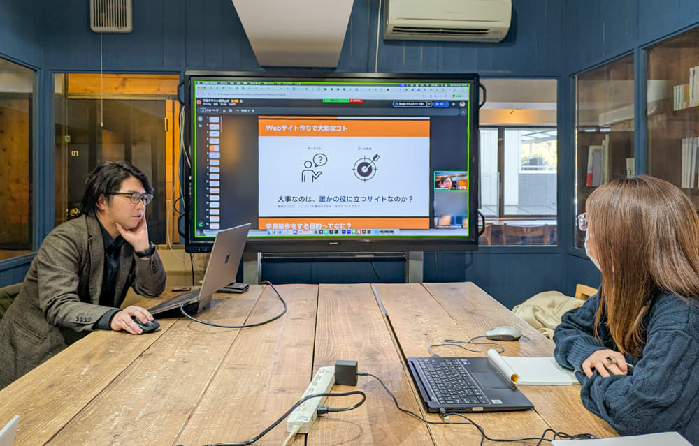 Webデザイナー専攻12月生 「中間課題コーディング講評会」開催