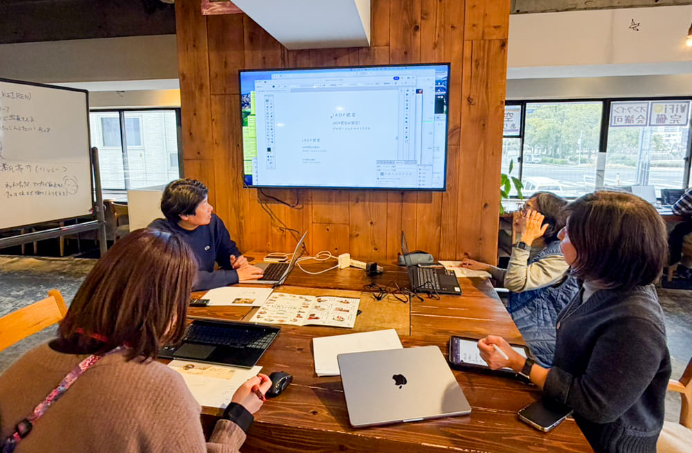 グラフィック講座2月生 「名刺制作講評会」レポート