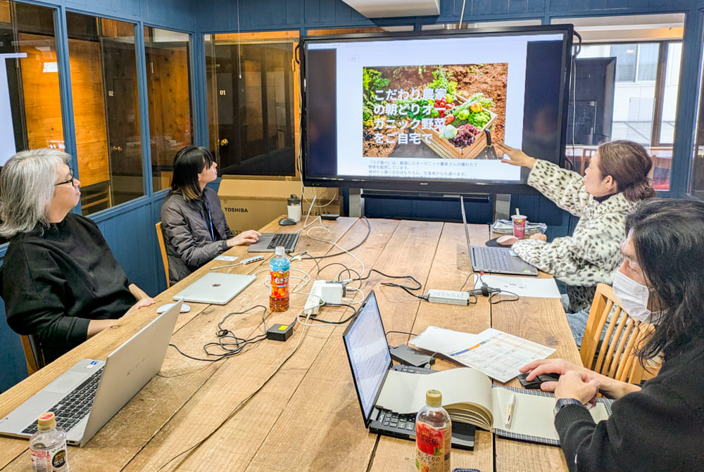 Webデザイナー専攻2月生「中間課題デザイン講評会」レポート