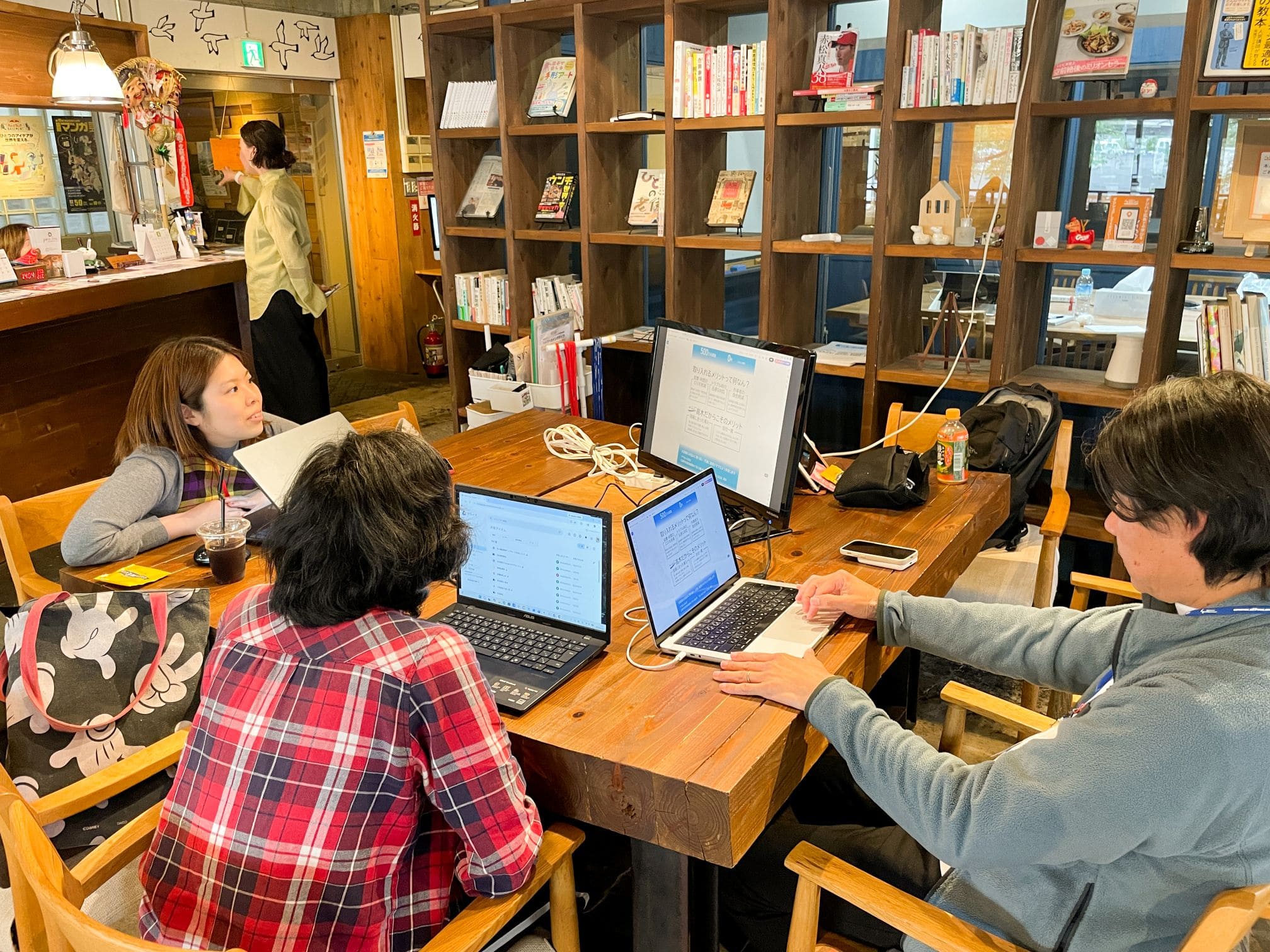 グラフィックデザイン講座 2月生「第3回 チラシ課題講評会」レポート