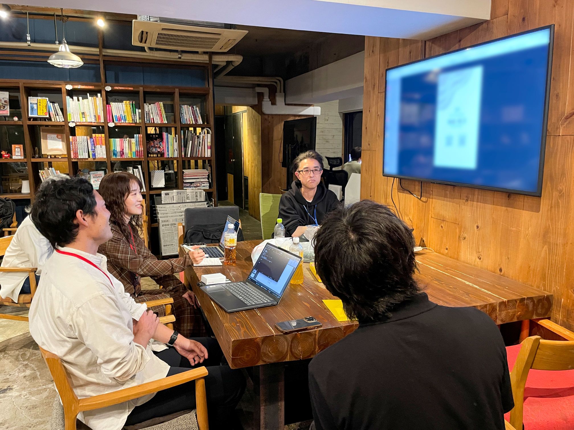 グラフィック講座4月生「名刺講評会とロゴ課題オリエンテーション」レポート