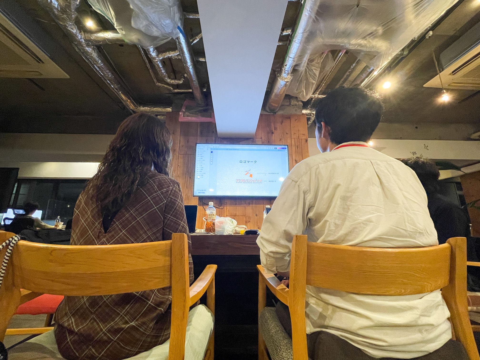 グラフィック講座4月生「名刺講評会とロゴ課題オリエンテーション」レポート