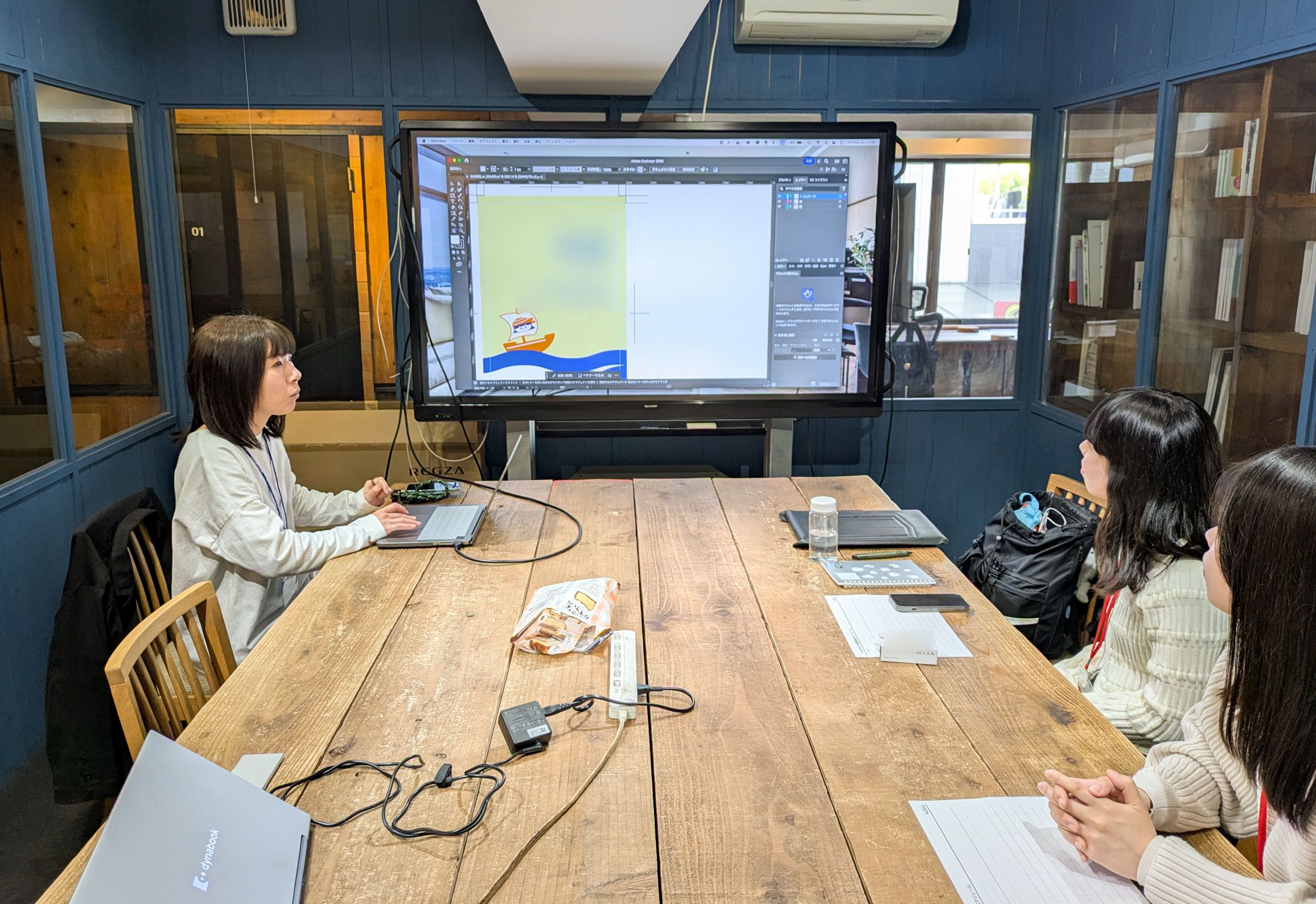 Webデザイナー専攻4月生「名刺講評会」＆12月生「卒業制作デザイン講評会」レポート