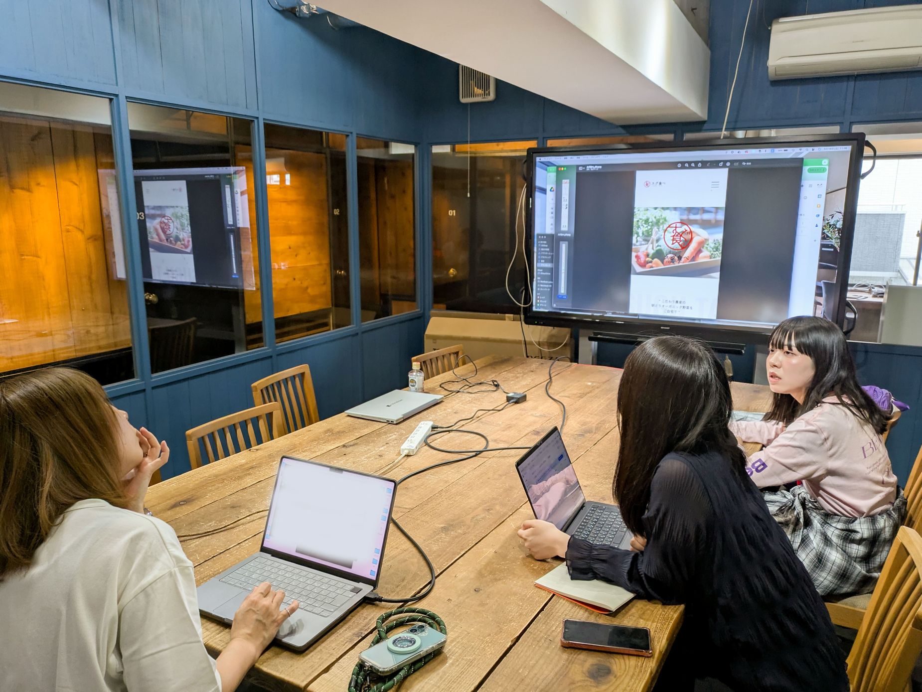 Webデザイナー専攻4月生「中間課題デザイン講評会」レポート