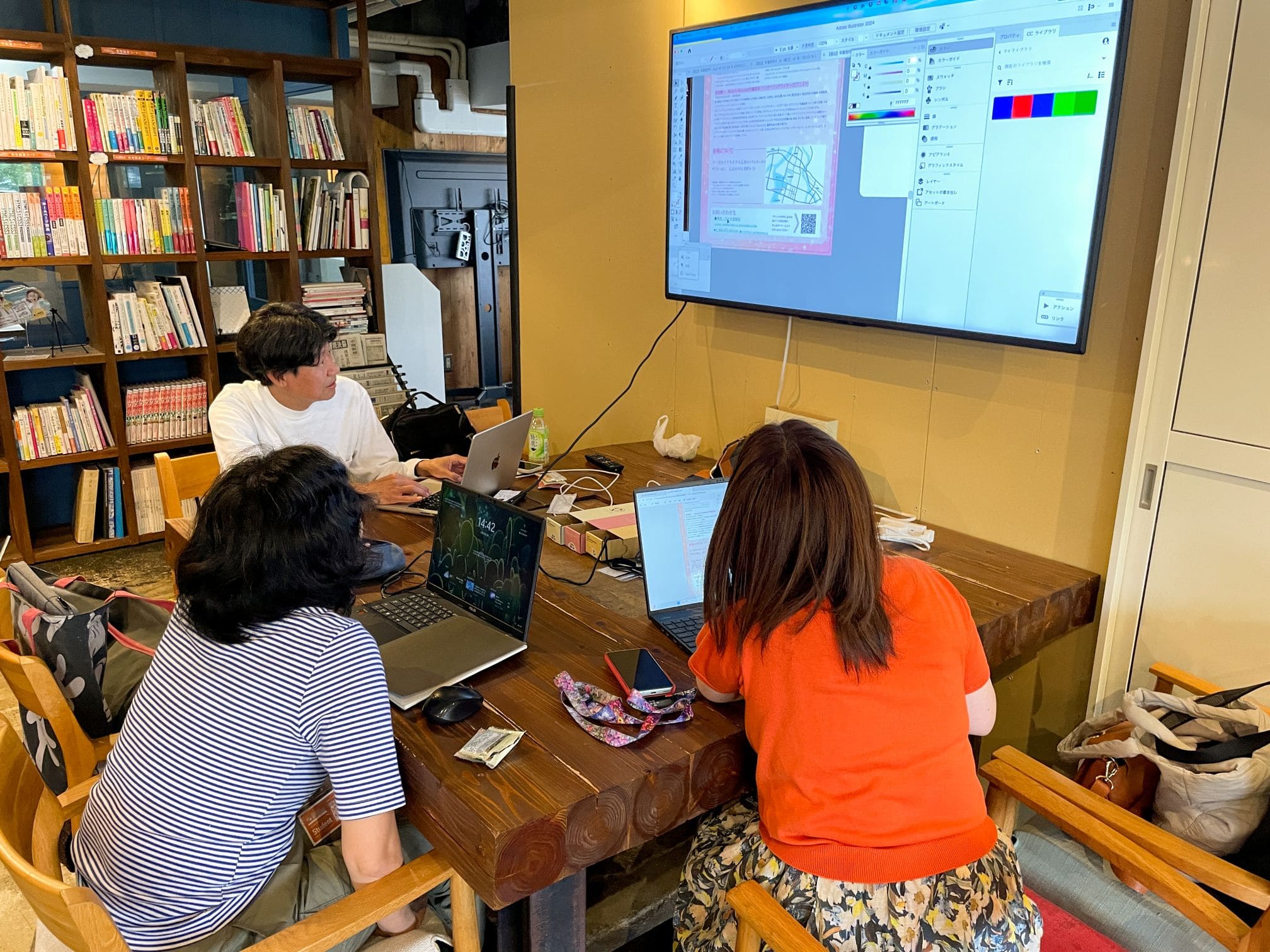 グラフィック講座2月生の広告制作課題講評会を開催