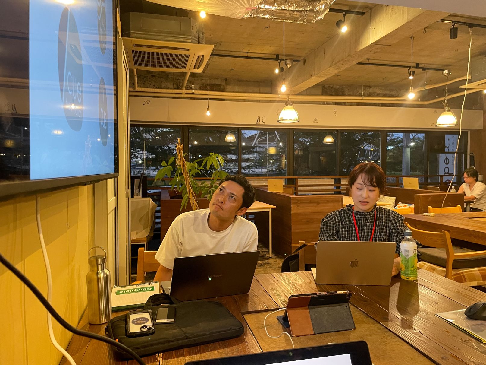 グラフィック講座4月生「ロゴ講評会とチラシ課題オリエンテーション」レポート