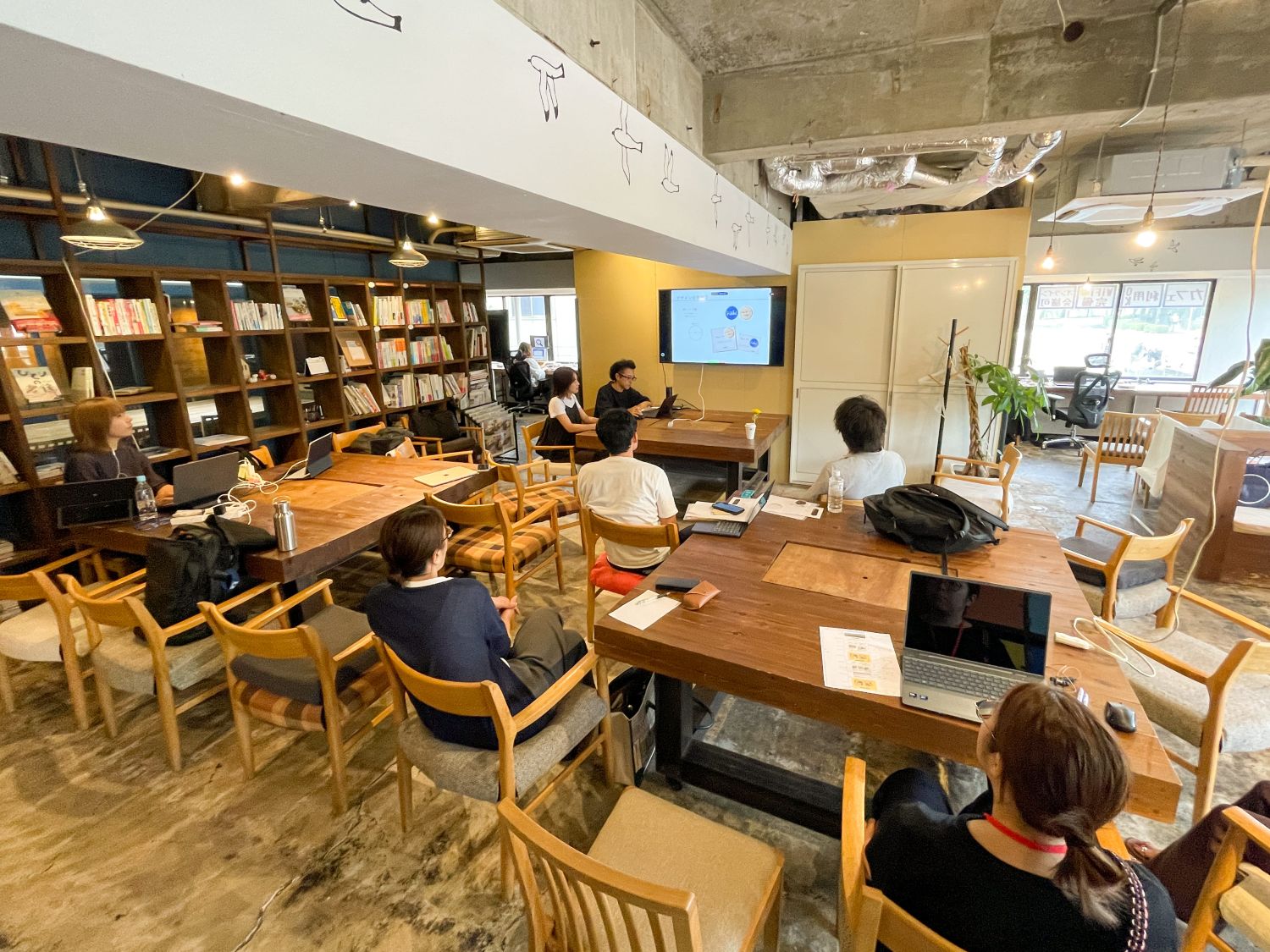 グラフィック講座4月生「卒業制作発表会」レポート