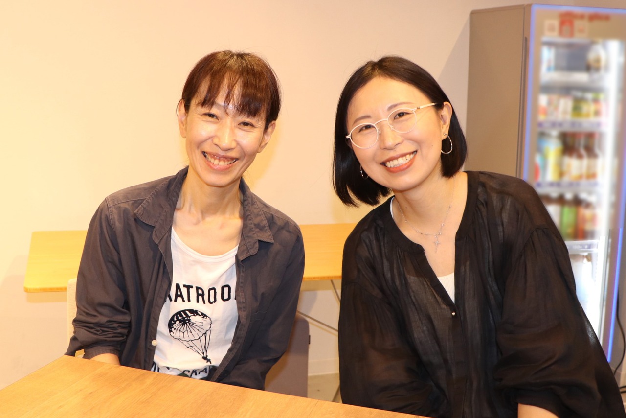 デジタルハリウッドSTUDIOの主婦・ママクラスを卒業した青木さん（左）と小野さん（右）