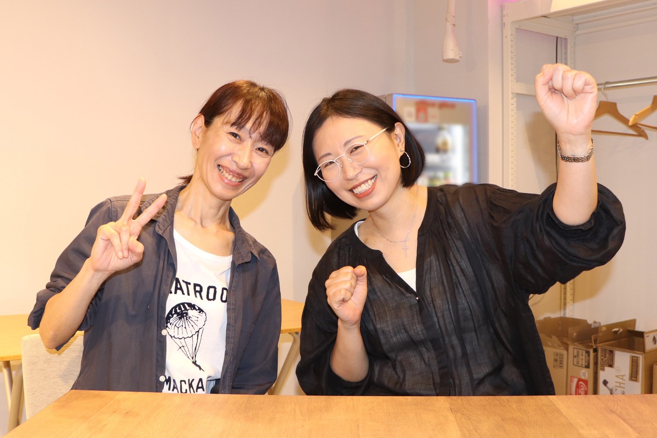 これから学習される方々へエールを送る青木さん（左）と小野さん（右）