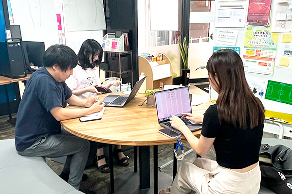 スタジオでの勉強の様子