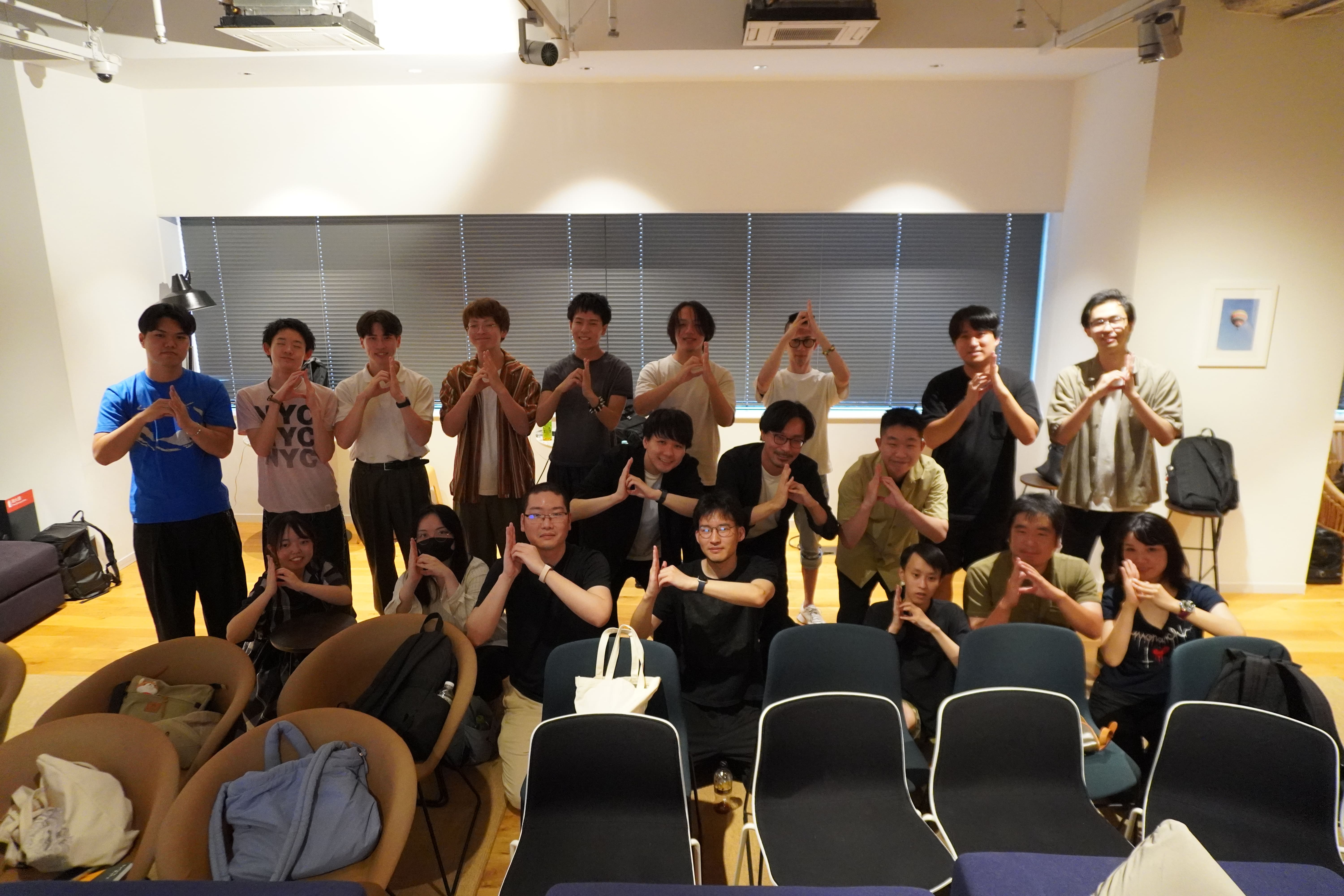 大型スクリーンに3DCG作品を映して行われた課題講評会