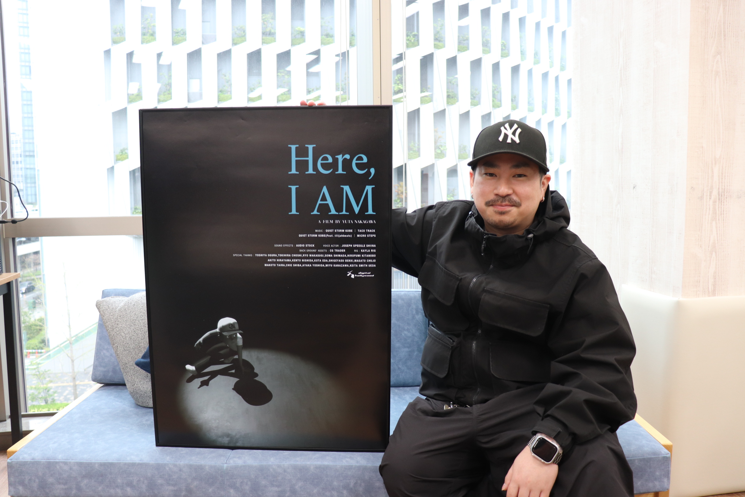 中川さんと作品のポスター写真