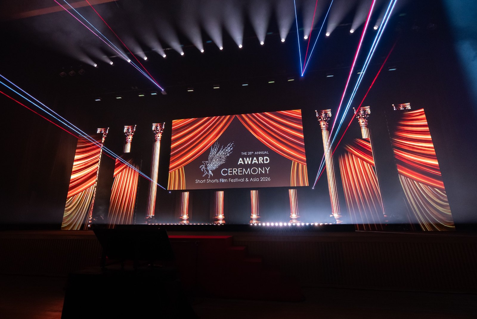 大型スクリーンにSSFF & ASIA 2026のアワードセレモニータイトルが映し出されたステージ