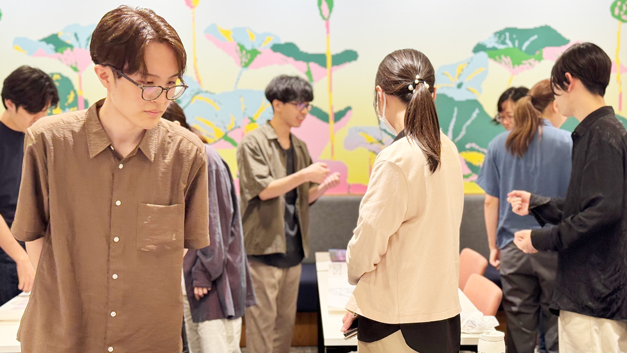 講評会後、受講生同士が作品について話し合う様子
