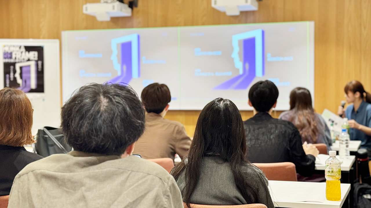 スクリーンを見ながら発表を聞く受講生たち