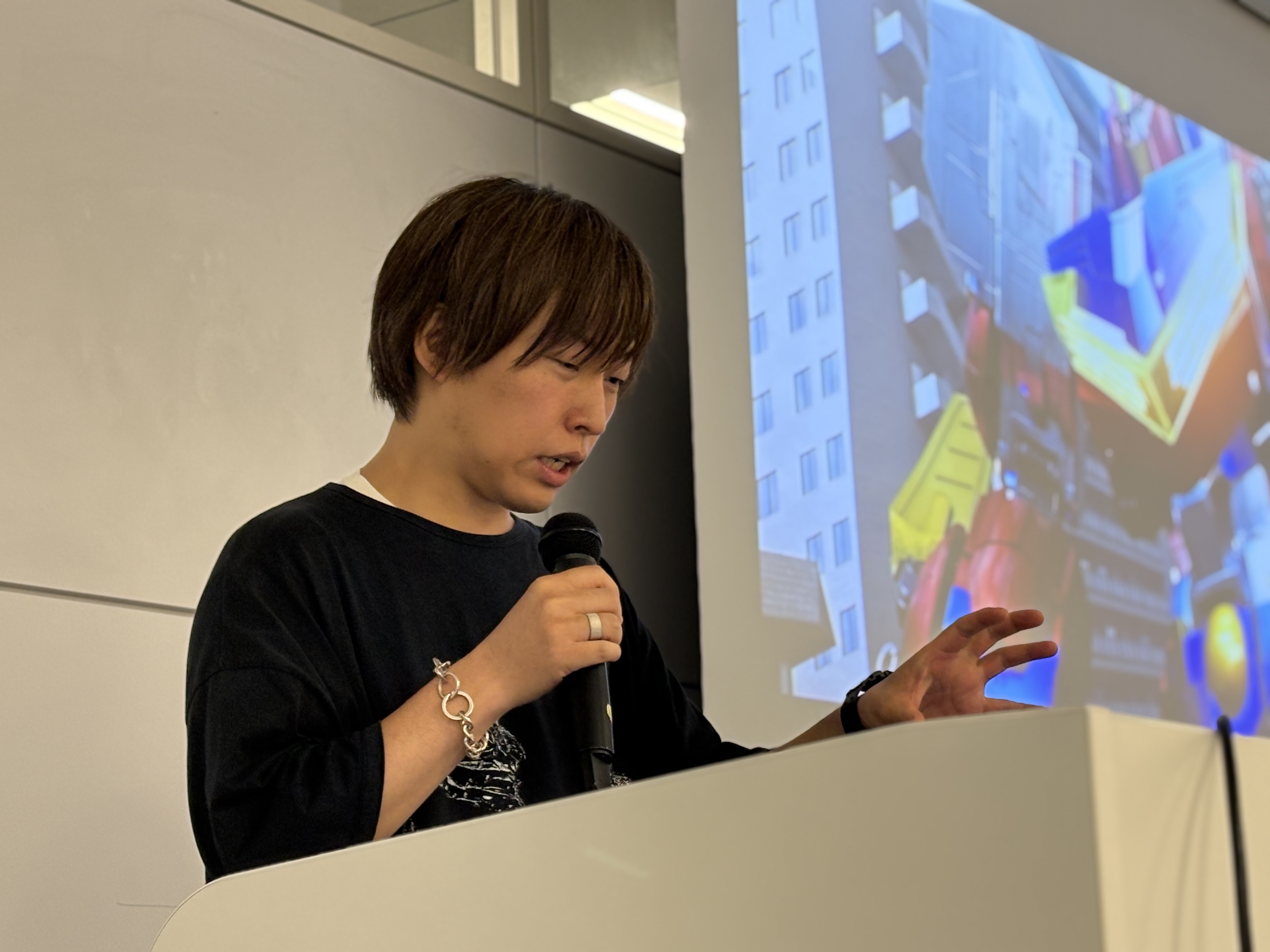 卒業生座談会で登壇者が受講生に向けて話している様子
