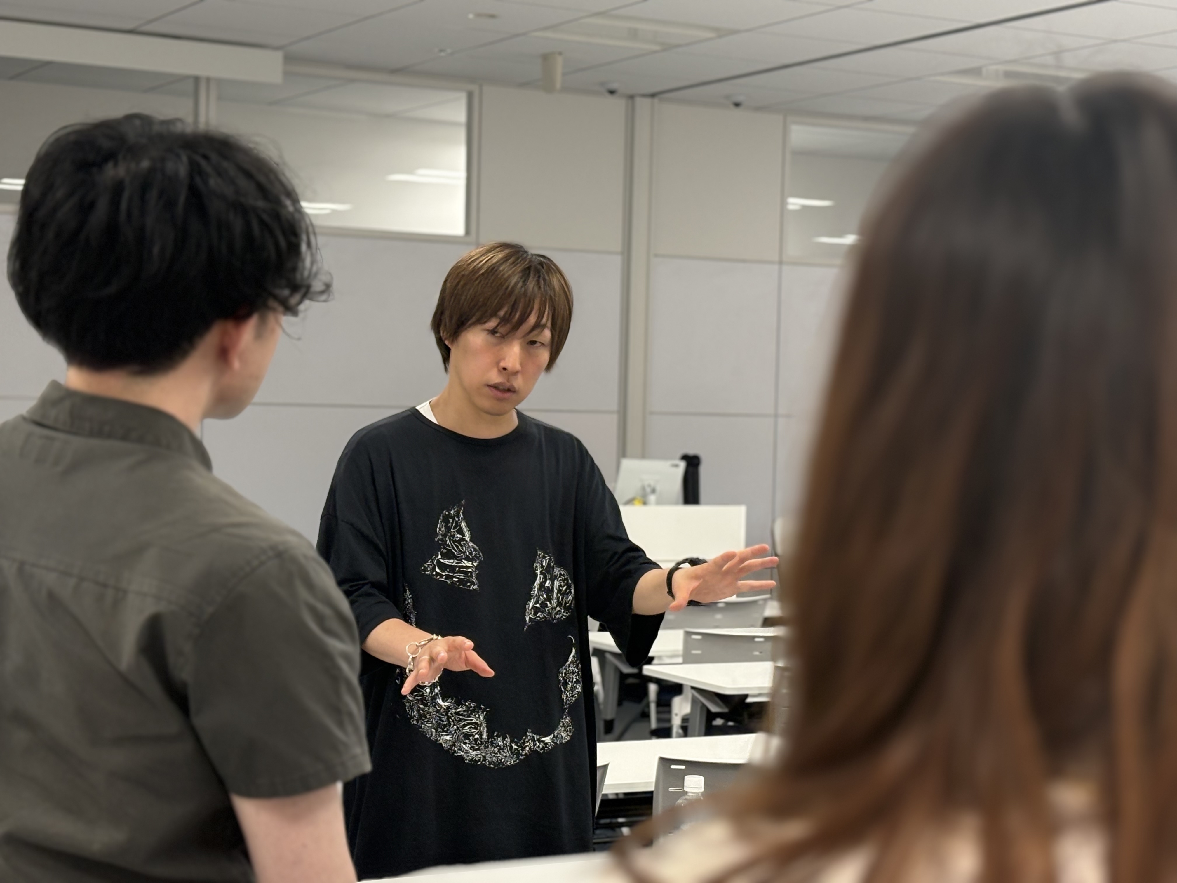 卒業生へ質問する受講生と座談会会場の様子