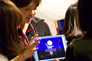 【東京本校/グラフィックデザイナー専攻】dotFes2014 in福岡に出展しました！ ～iPadで遊ぶあたらしい3D絵本アプリ「DINO BOOK」～