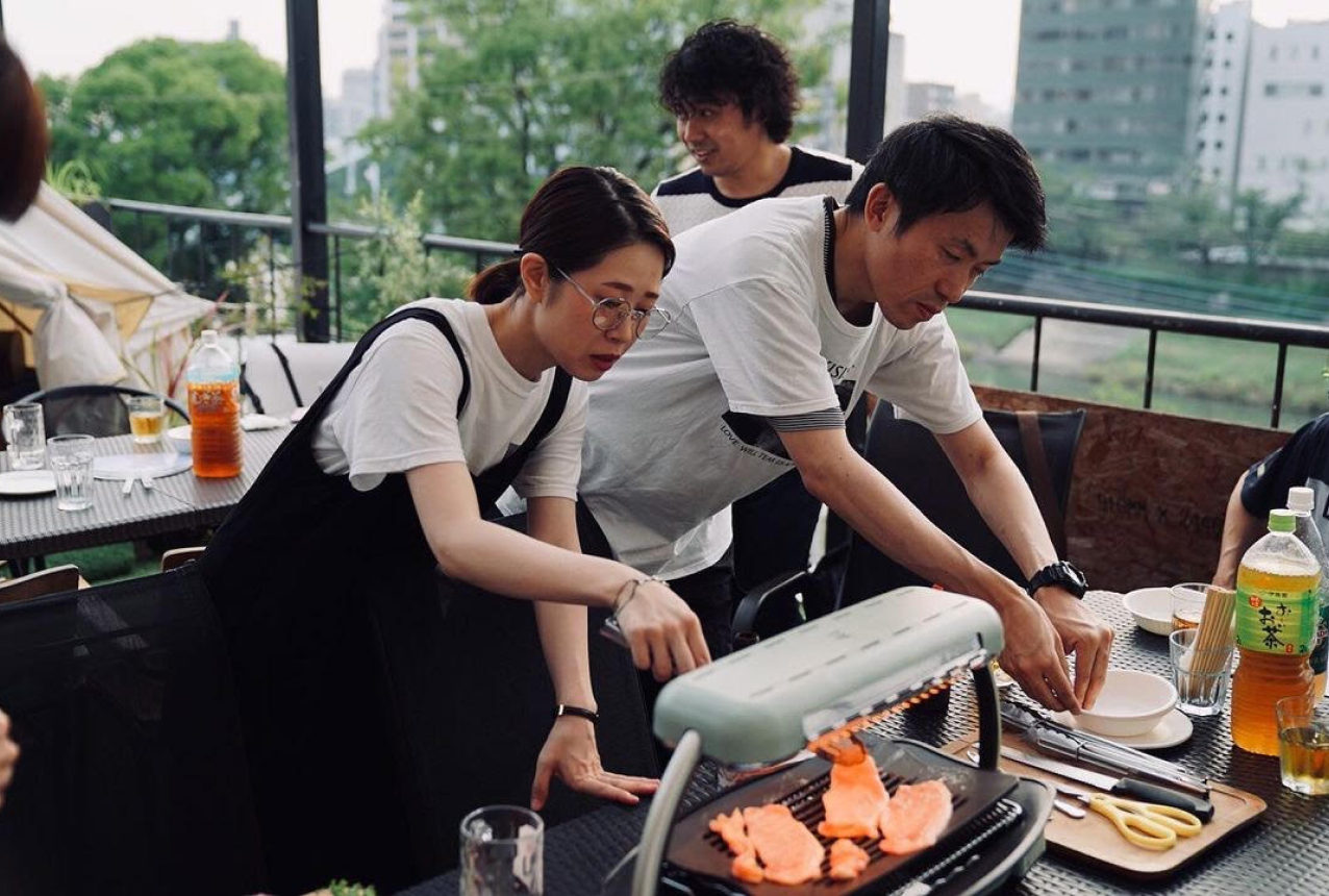 BBQを楽しんでいる人たち