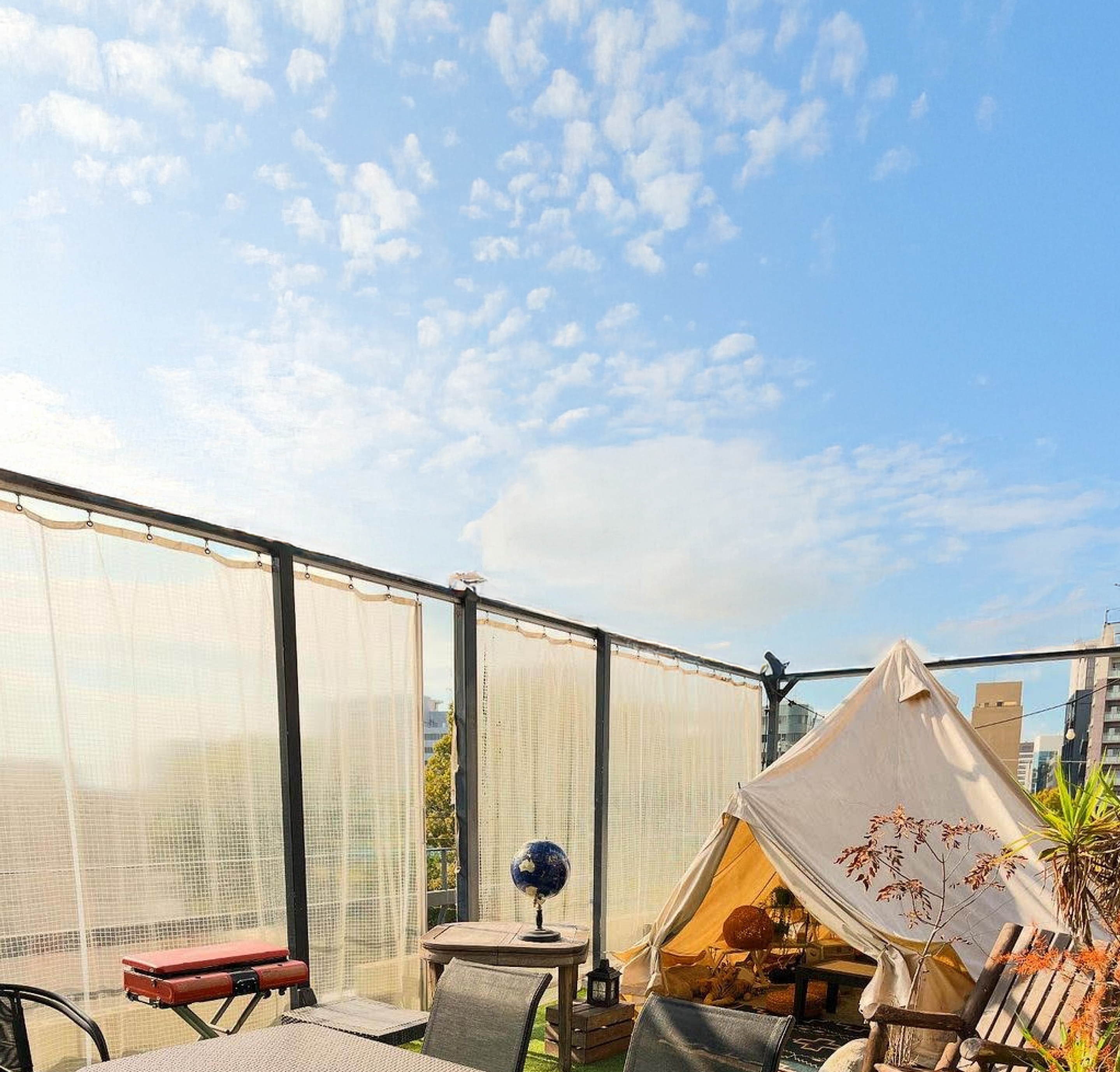 青空の下のグランピングテント