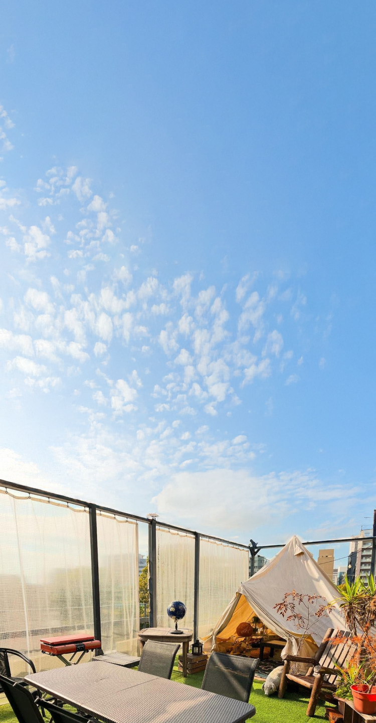 青空の下のグランピングテント