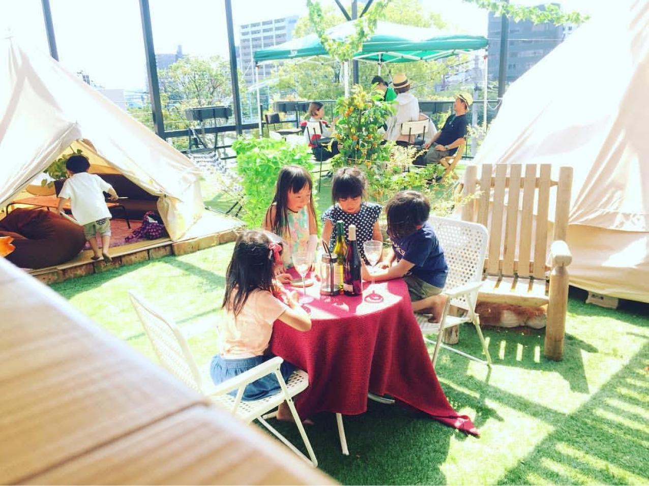 子どもたちが集まって楽しんでいる様子