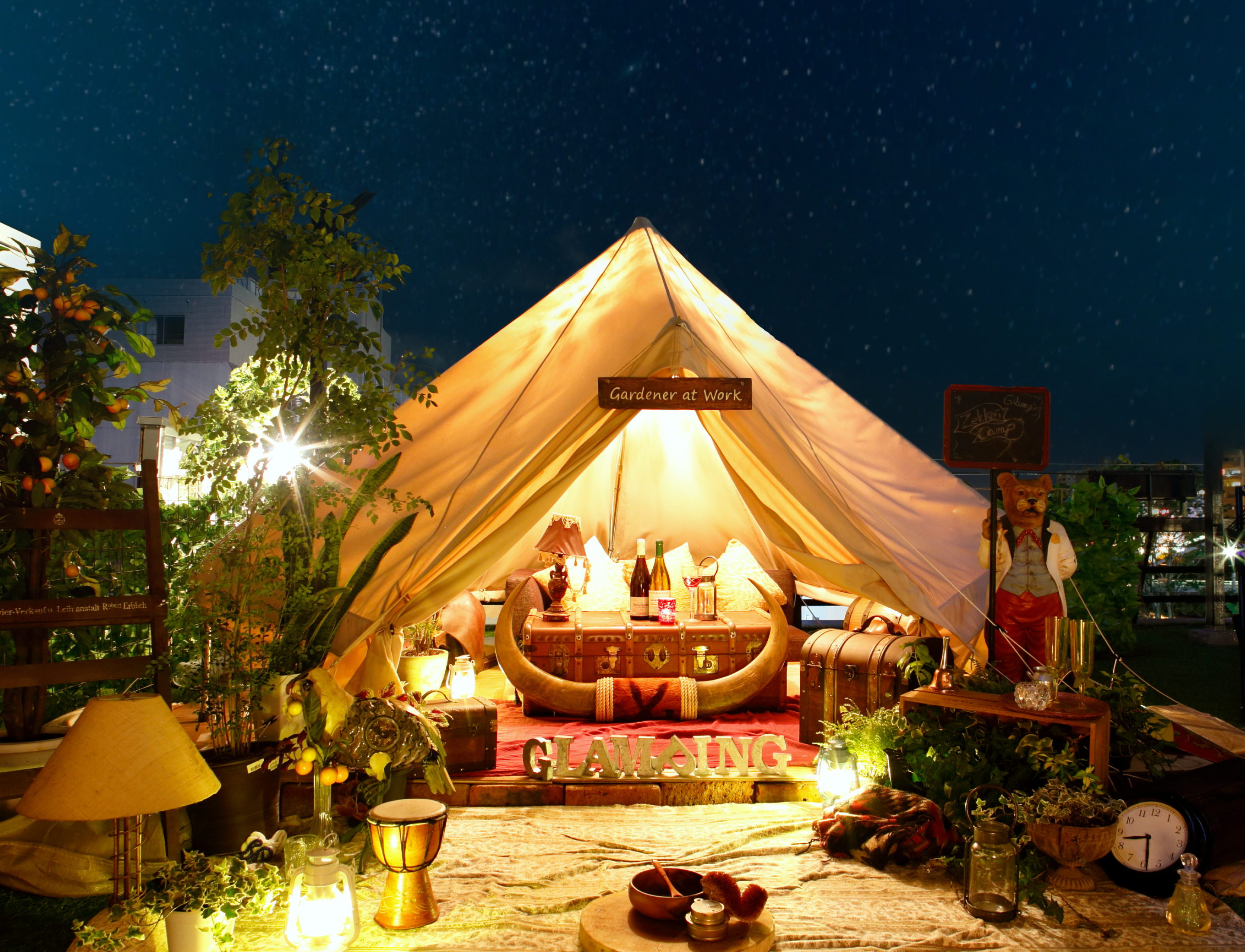 夜空の下のグランピングテント