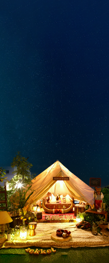 夜空の下のグランピングテント