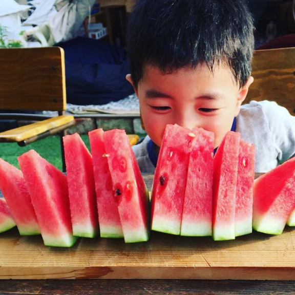 子どもとスイカ