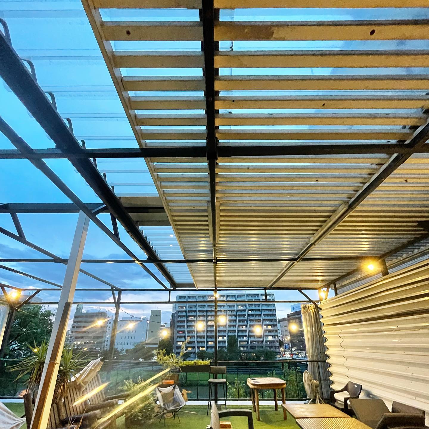 屋根付きスペース完備