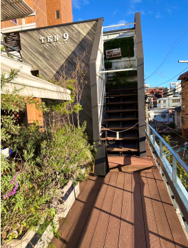 屋上にスカイテラスがあるビルの外観