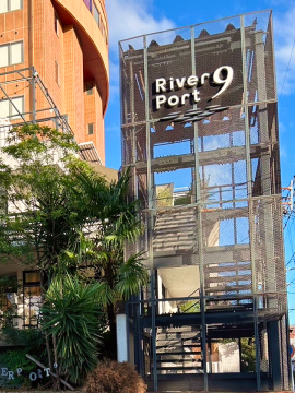 屋上にスカイテラスがあるビルの外観、階段